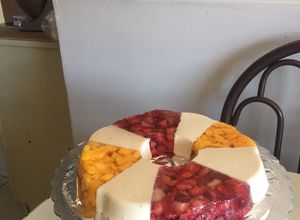 Una foto de Gelatina encapsulada frutal y tres leches