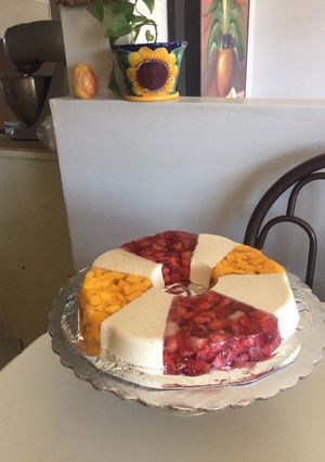 Una foto de Gelatina encapsulada frutal y tres leches