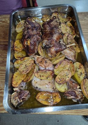 Una foto de Piernas de cordero con patatas al horno