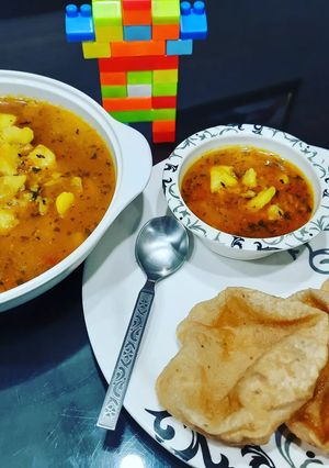 A picture of Aloo puri.