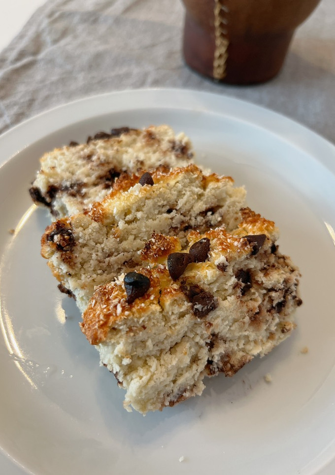 Una foto de Budín húmedo keto de coco y chocolate
