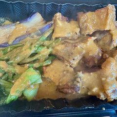 A picture of CRISPY LIEMPO KARE-KARE.