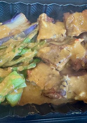 A picture of CRISPY LIEMPO KARE-KARE.