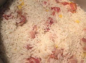 Una foto de Arroz con bacon y maíz 