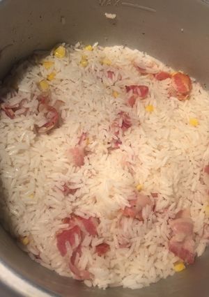 Una foto de Arroz con bacon y maíz 