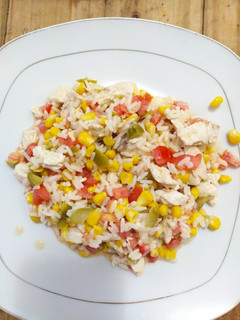 Una foto de Ensalada de ave con arroz