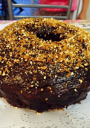 Foto principal de Bizcocho de dos colores y cubierto de chocolate y almendras caramelizadas
