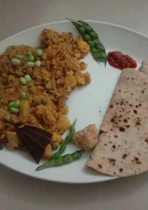 તુવેર દાણા મસાલા ખીચડી(Tuver masala khichdi recipe in Gujarati) રેસીપી મુખ્ય ફોટો