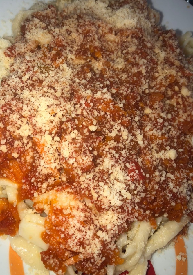Una foto de Fideos caseros con salsa