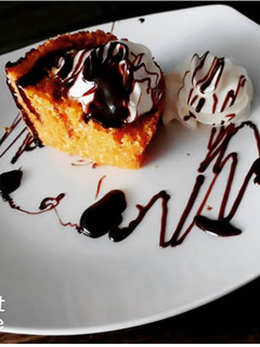 Una foto de Queque de zanahoria y salsa de chocolate 🍴🇨🇱
