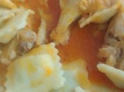 Una foto de ravioles con salsas