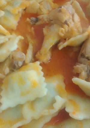 Una foto de Ravioles con alitas de pollo