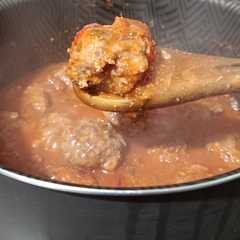 A picture of Albóndigas firmes en salsa de tomate.