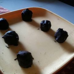 A picture of Oreo cream cheese truffles.