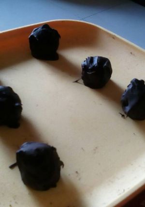 A picture of Oreo cream cheese truffles.