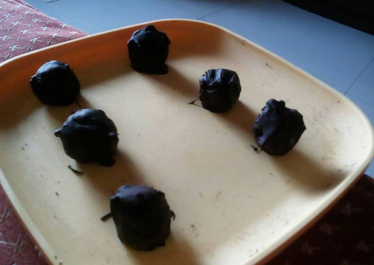 Oreo cream cheese truffles