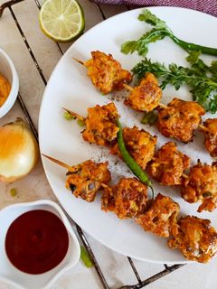 प्याज के तंदूरी पकौड़े (pyaz ki tandoori pakode recipe in Hindi) रेसिपी मुख्य फोटो