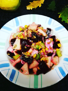Una foto de Ensalada de remolacha, manzana y mozzarella