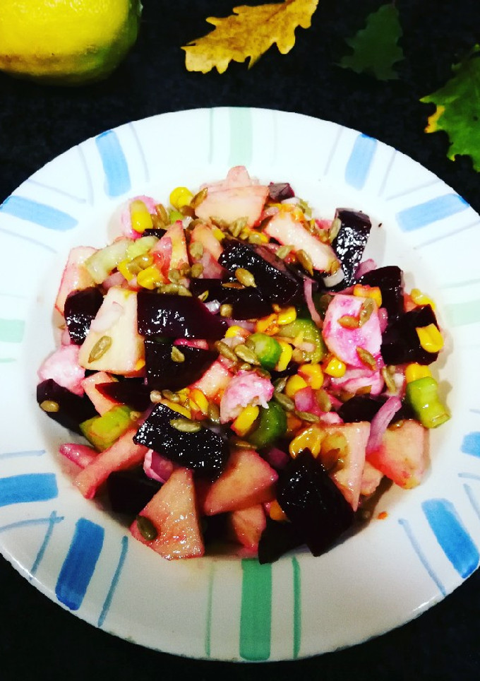 Una foto de Ensalada de remolacha, manzana y mozzarella