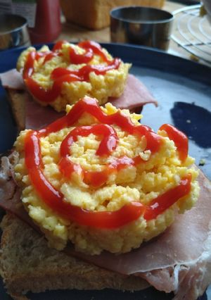 Une photo de Toast oeufs brouillés