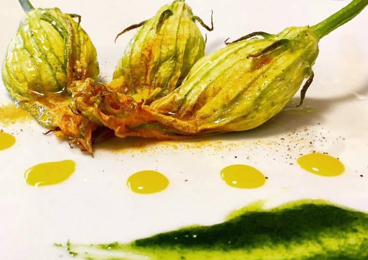 Fiori di zucca con ricotta, erba cipollina, curcuma e gocce di uovo marinato