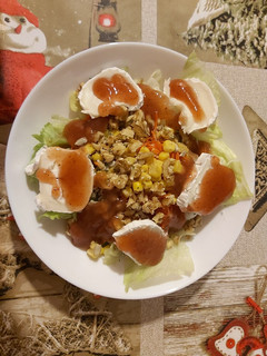 Una foto de Ensalada con queso de cabra y mermelada de fresa!! 🍓