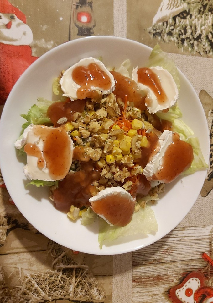 Una foto de Ensalada con queso de cabra y mermelada de fresa!! 🍓