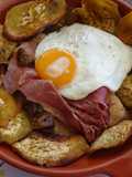 Bife de peru com presunto e molho à "café" e batata doce assada a acompanhar