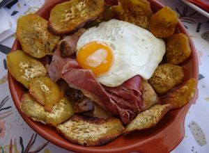 Foto de Bife de peru com presunto e molho à "café" e batata doce assada a acompanhar