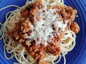 Una foto de espaguetti con carne y champiñones