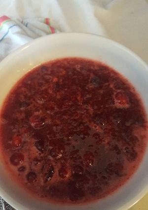 A picture of Peach schnapps cranberry sauce.