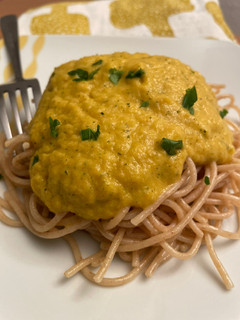 Una foto de Pasta con salsa cremosa de verduras