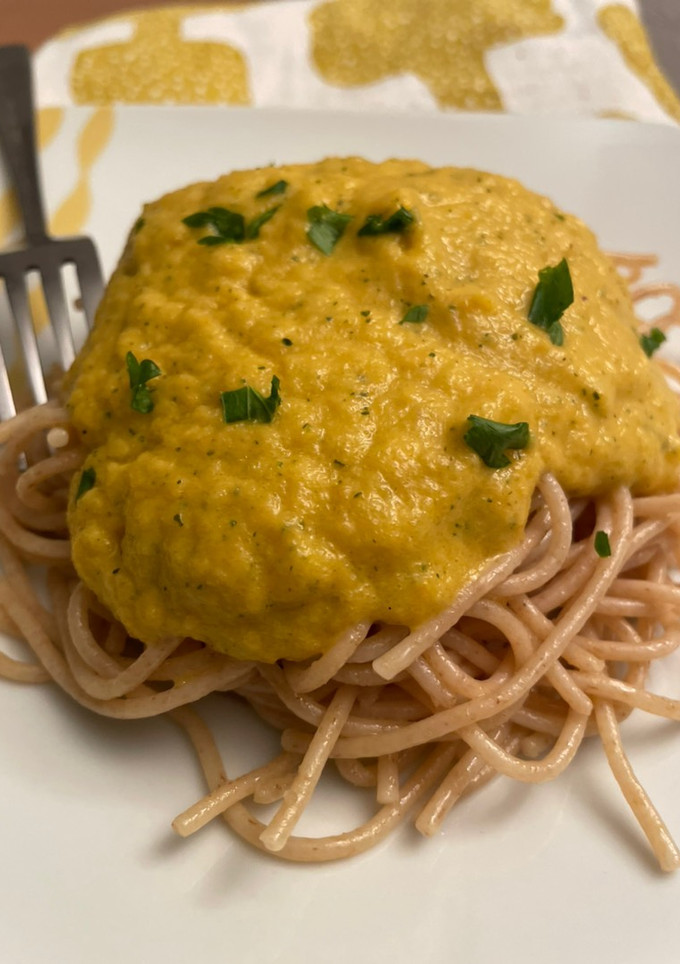 Una foto de Pasta con salsa cremosa de verduras