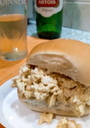 Una foto de Sándwich con pasta de pollo a la Mostaza