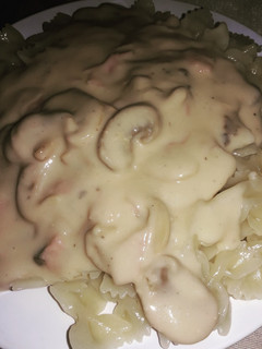 Una foto de Fideos con salsa caruso, con champiñones