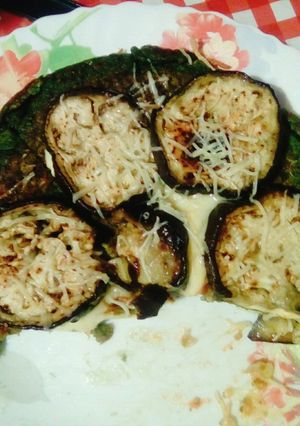 Una foto de Invento de pizza de espinaca, con arroz integral cocido y harina sin tacc.. con berenjenas!!