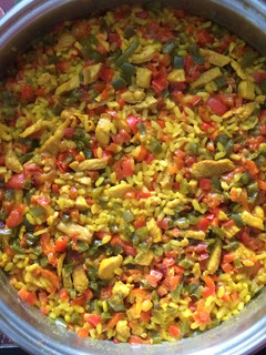 Una foto de Arroz con pollo y pimientos tipo paella