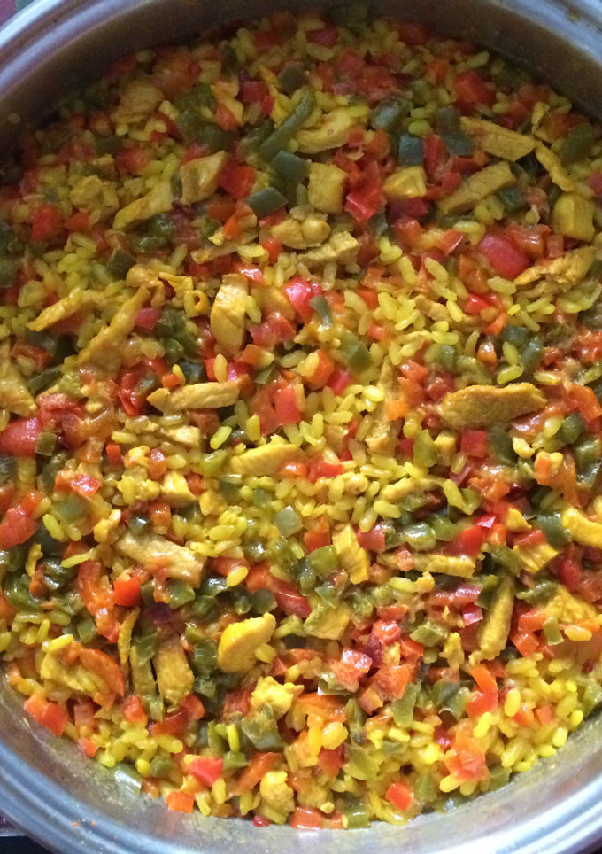 Una foto de Arroz con pollo y pimientos tipo paella