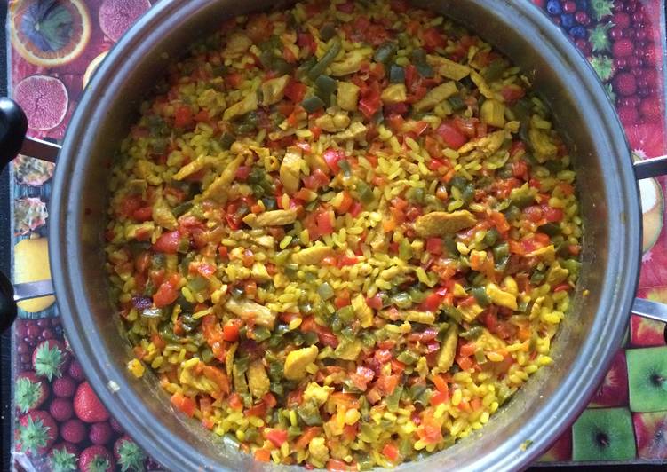 Arroz con pollo y pimientos tipo paella
