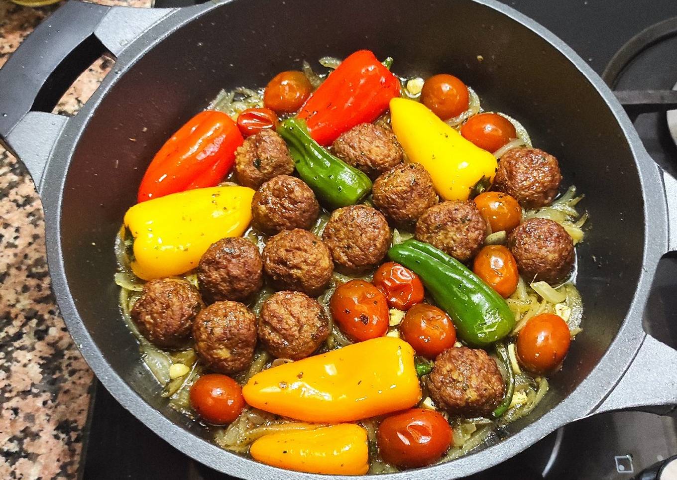Albóndigas veganas con pimiento sweet bite, cebolla, tomates cherry y especias
