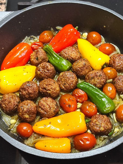 Una foto de Albóndigas veganas con pimiento sweet bite, cebolla, tomates cherry y especias