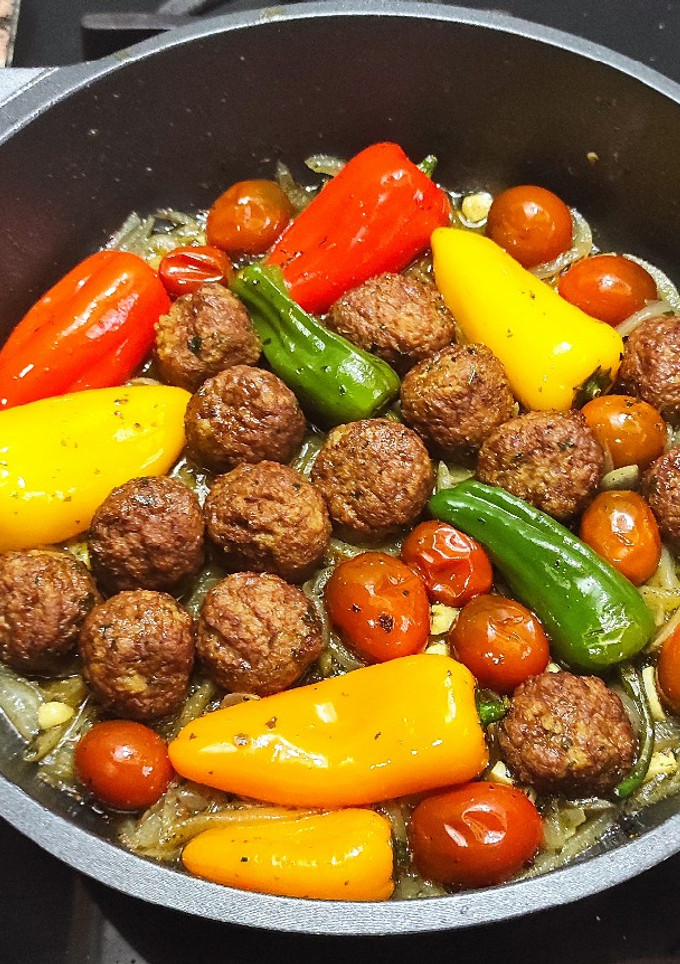 Una foto de Albóndigas veganas con pimiento sweet bite, cebolla, tomates cherry y especias