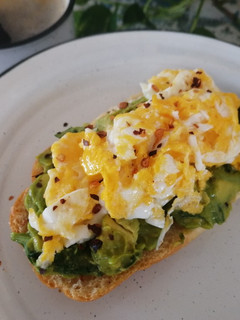 Una foto de Tostada de aguacate y espinacas (avocado toast) 🍞🥑🍳