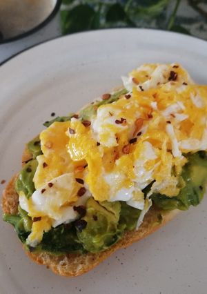 Una foto de Tostada de aguacate y espinacas (avocado toast) 🍞🥑🍳