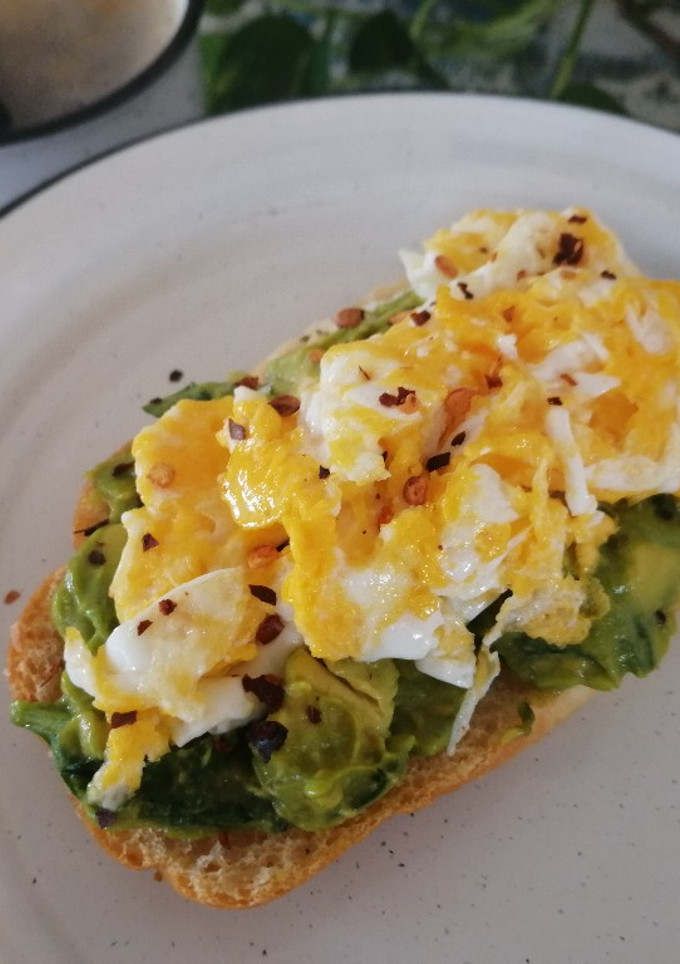 Una foto de Tostada de aguacate y espinacas (avocado toast) 🍞🥑🍳