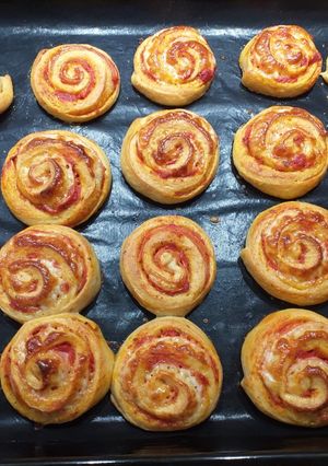 Pihe-puha pizzás csiga kelt tésztából recept fotója