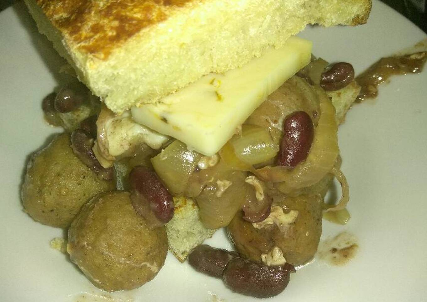 Sándwich meat balls with beans and eggs