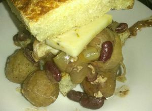 Foto principal de Sándwich meat balls with beans and eggs