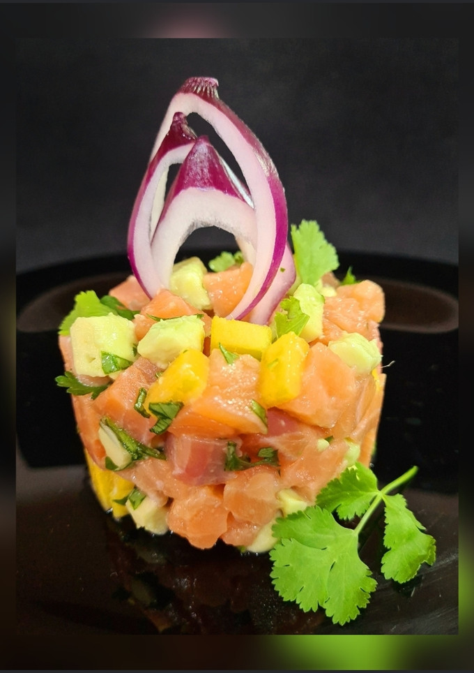 Una foto de Ceviche de salmón