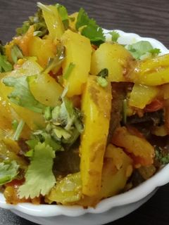 मूली और आलू सब्जी (mooli aur aloo sabzi recipe in Hindi) रेसिपी मुख्य फोटो